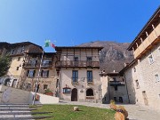 07 Parcheggiamo l'auto in Piazza Alpini davanti alla Casa Alpini Bracca 